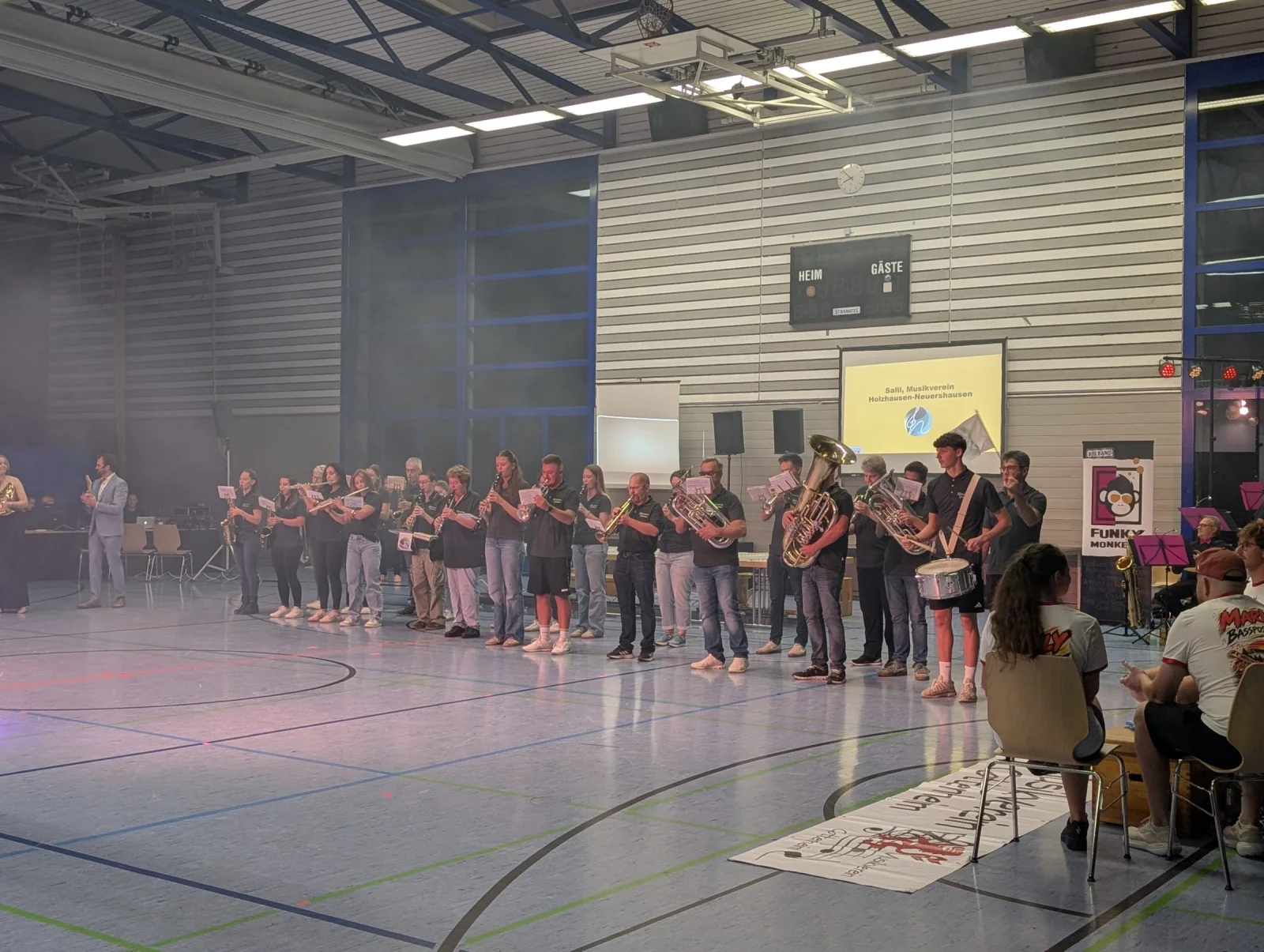 G’winnsch gege d’Musik 2026: Musikerinnen und Musiker spielen gemeinsam in der Sporthalle Buchheim
