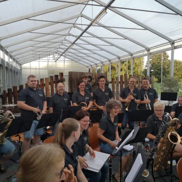 Musikerinnen und Musiker mit Saxophon und Klarinette im Gewächshaus