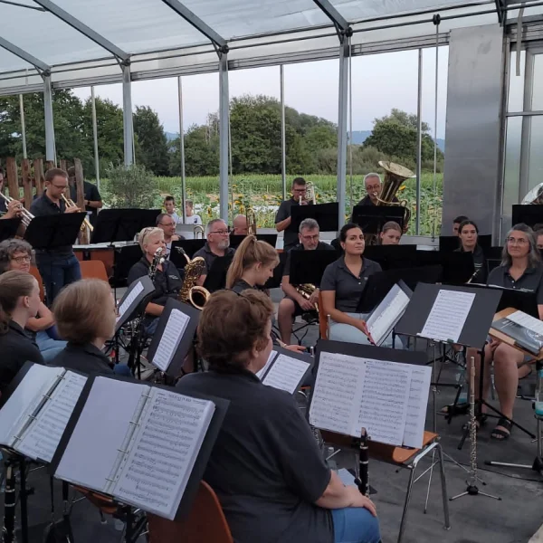Blick über das Orchester mit Notenständern im Gewächshaus