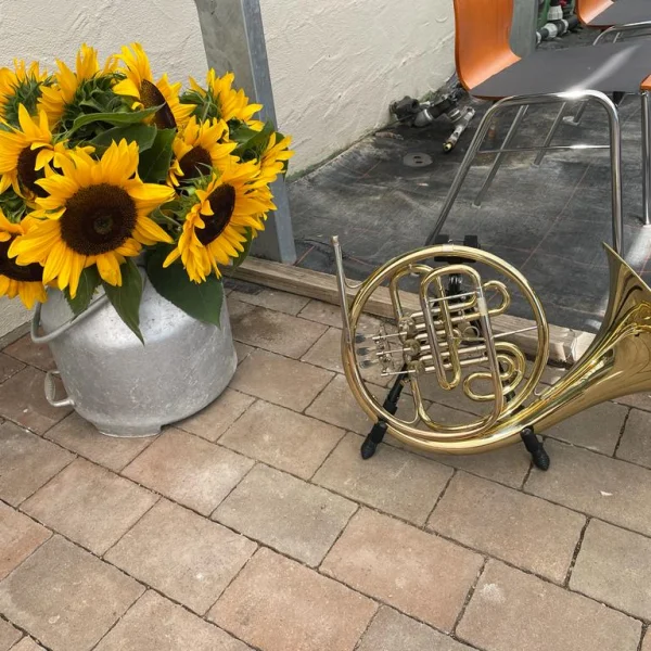 Sonnenblumen und ein Waldhorn als Dekoration